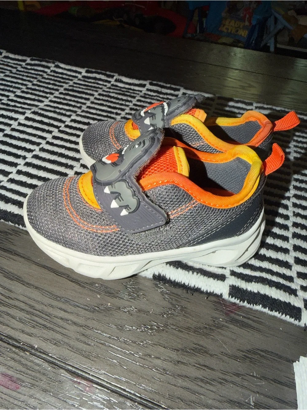 Boy’s dinosaur Carter’s light up shoes size 6 like new.